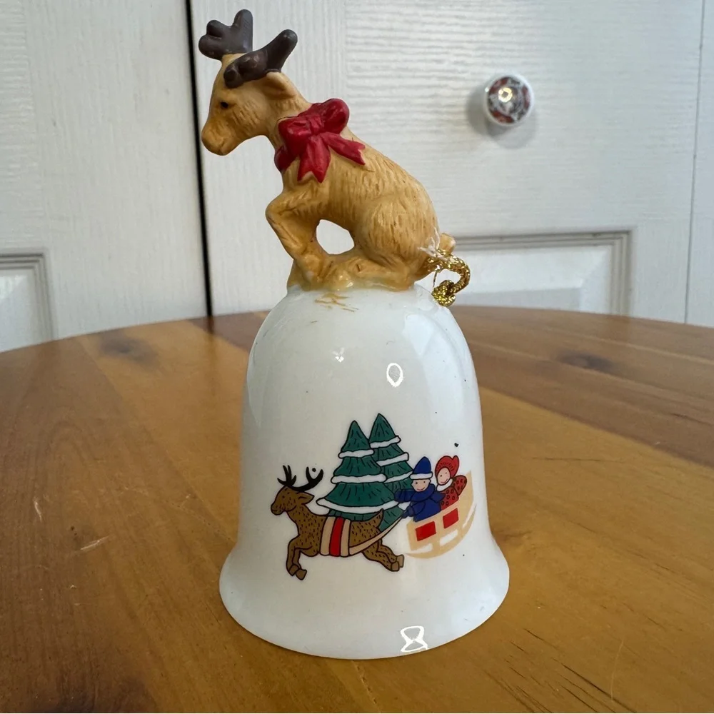 Vintage 1989 reindeer Christmas dinner hand bell